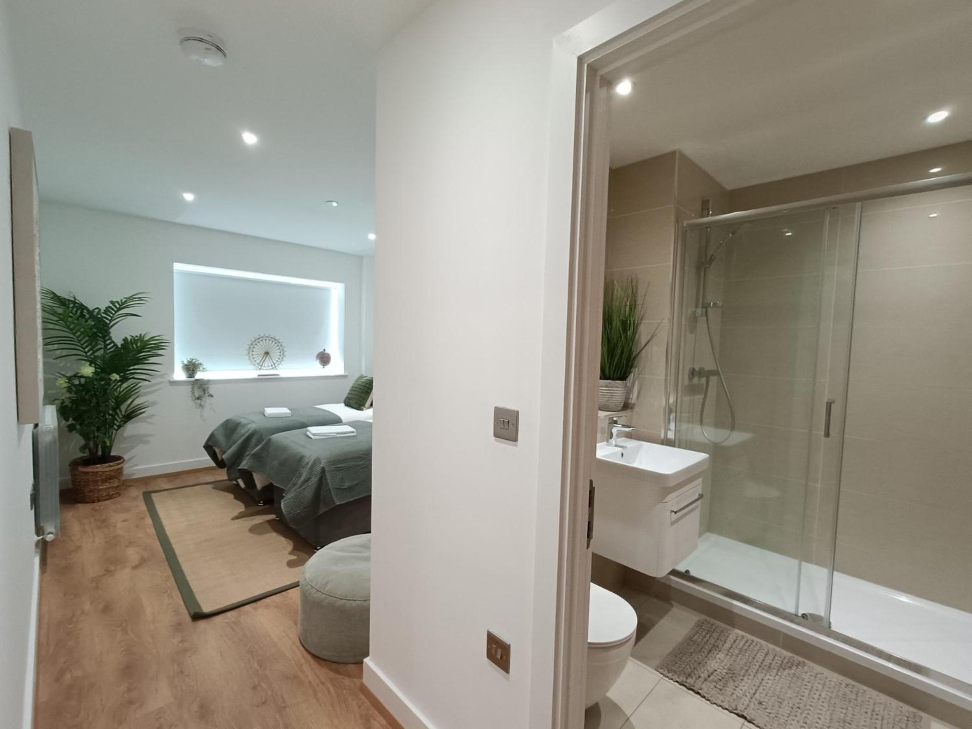 Snuggle Inn - Riverside Apartments - Views Over Looking London River Thames, Close To O2 Arena, London Excel, London City Airport, Thames Clipper- River Boat Service, Woolwich Ferry, Onsite Parking, Twin Room Option Available Exterior foto