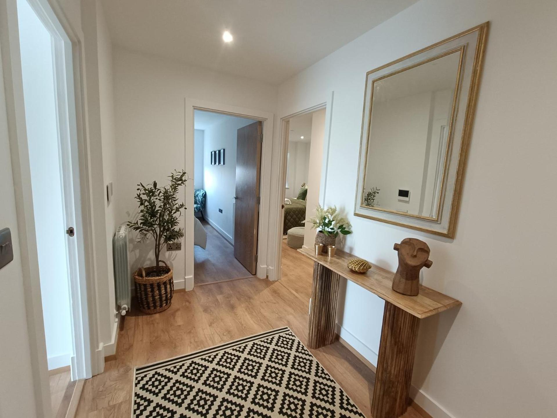Snuggle Inn - Riverside Apartments - Views Over Looking London River Thames, Close To O2 Arena, London Excel, London City Airport, Thames Clipper- River Boat Service, Woolwich Ferry, Onsite Parking, Twin Room Option Available Exterior foto